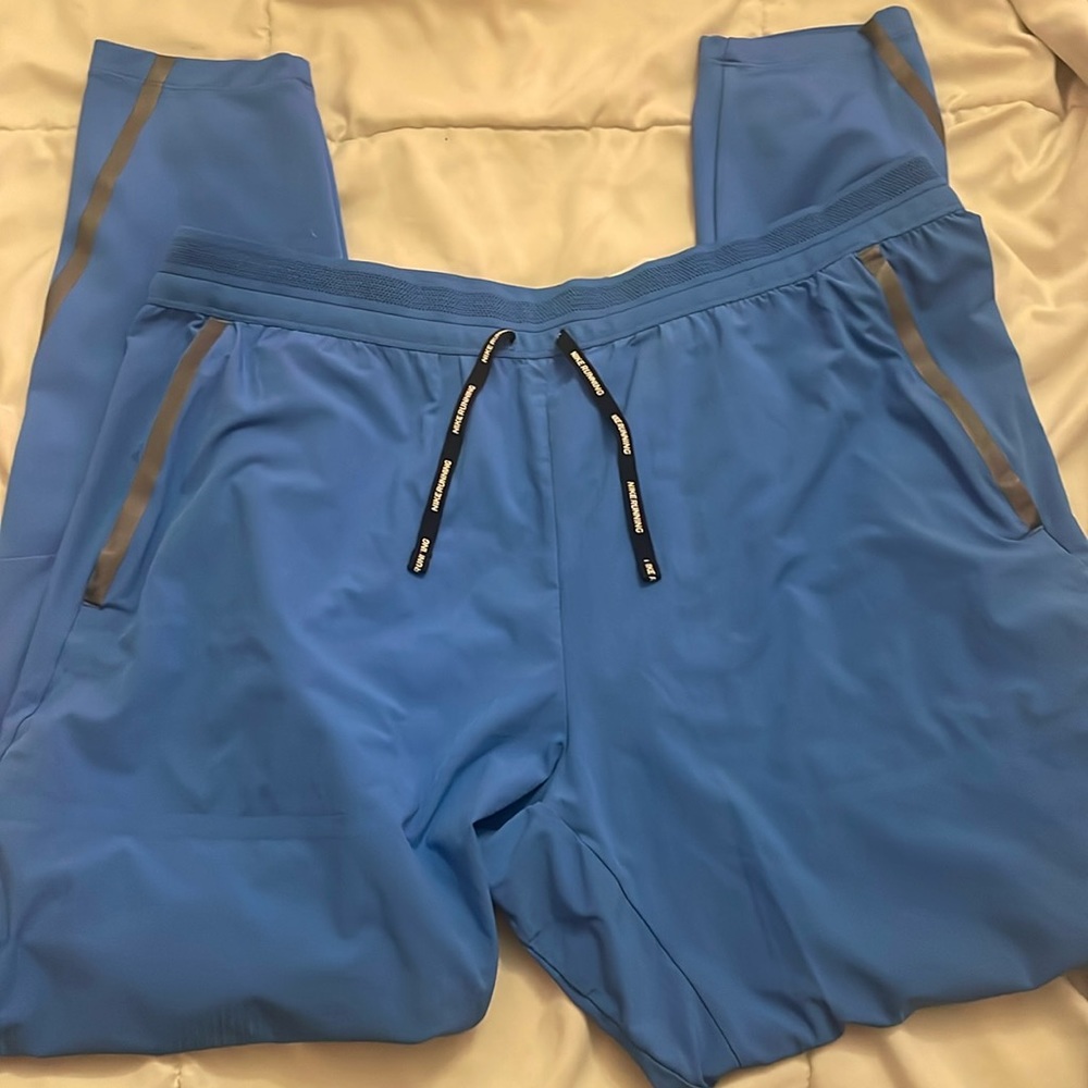 Men’s xl Nike pants excellent condition tappered legs back pocket with zipper